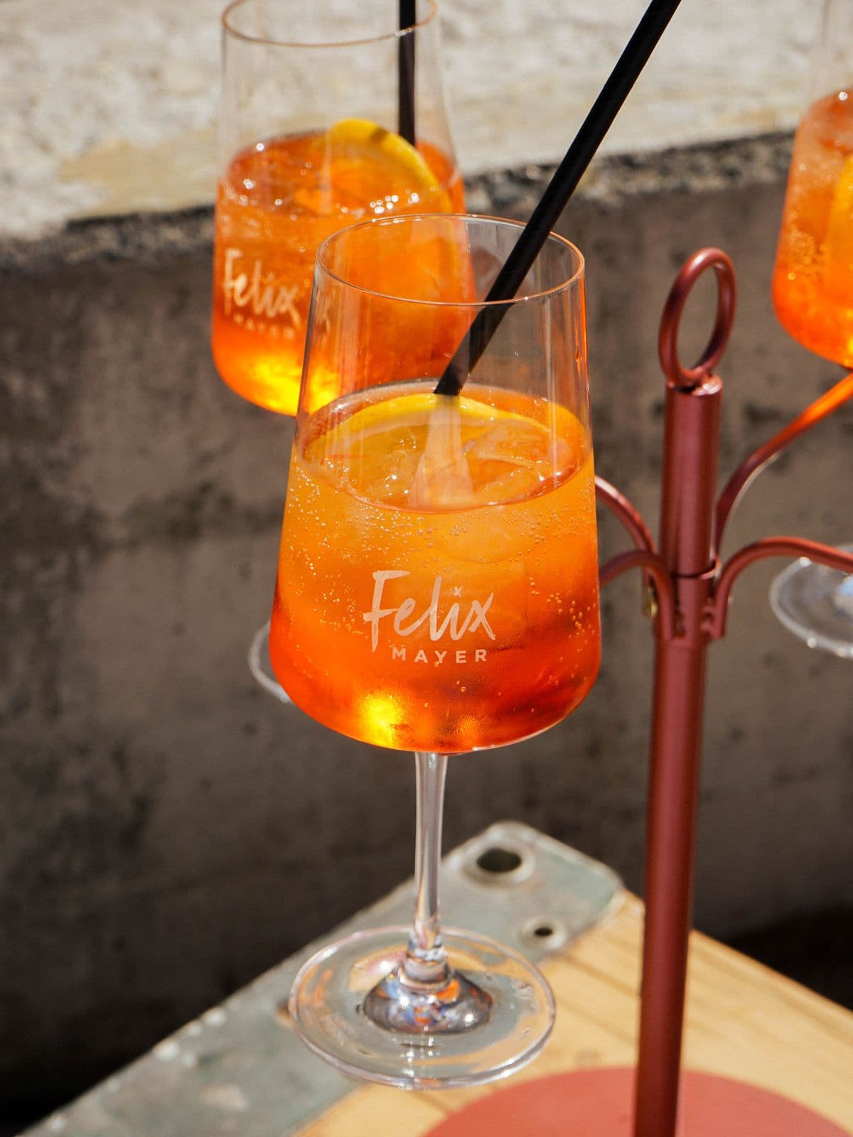 Gläser mit Aperol Spritz und Orangenscheibe in der Sonne
