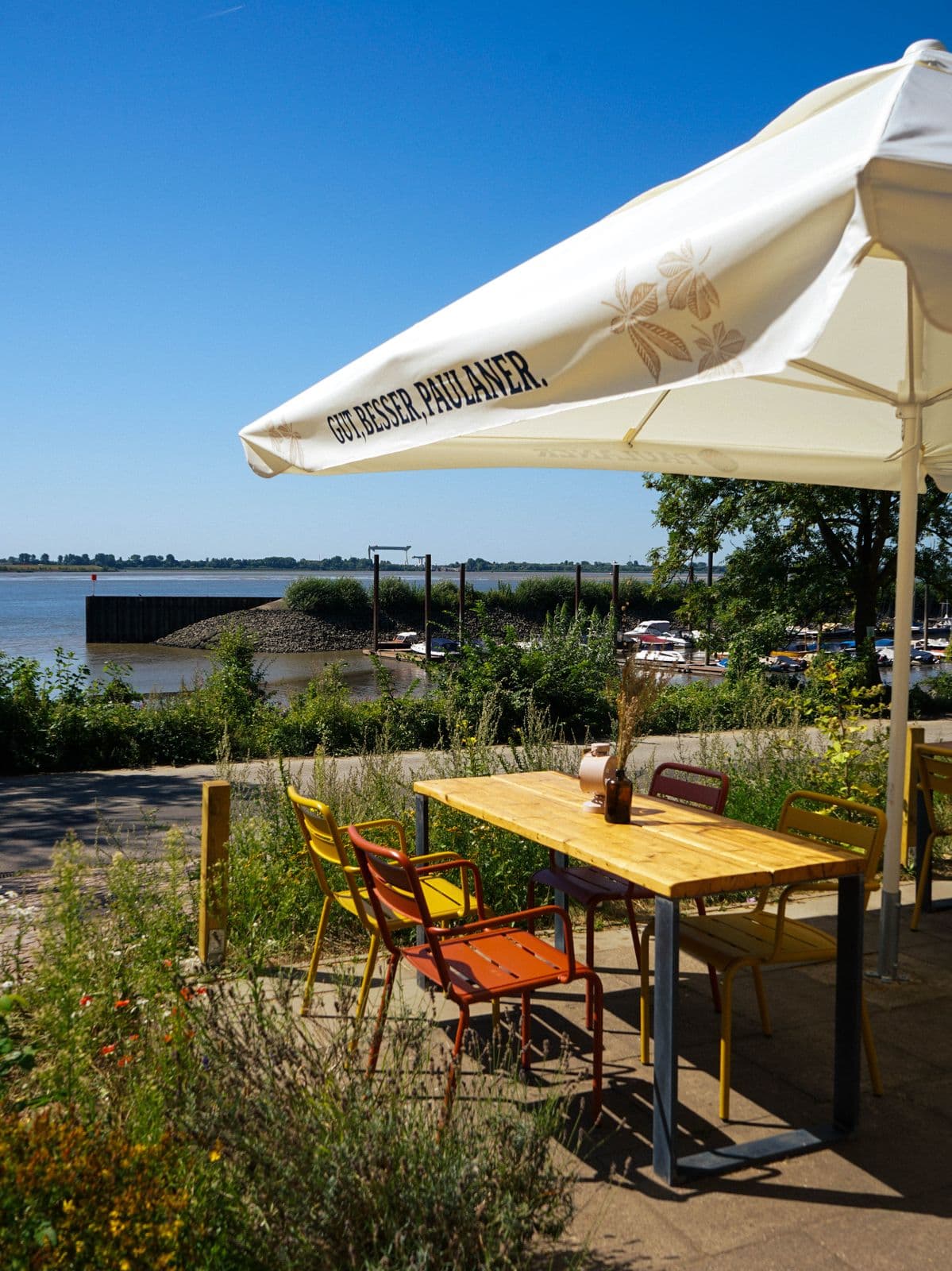 Tisch mit Sonnenschirm und Blick auf die Elbe